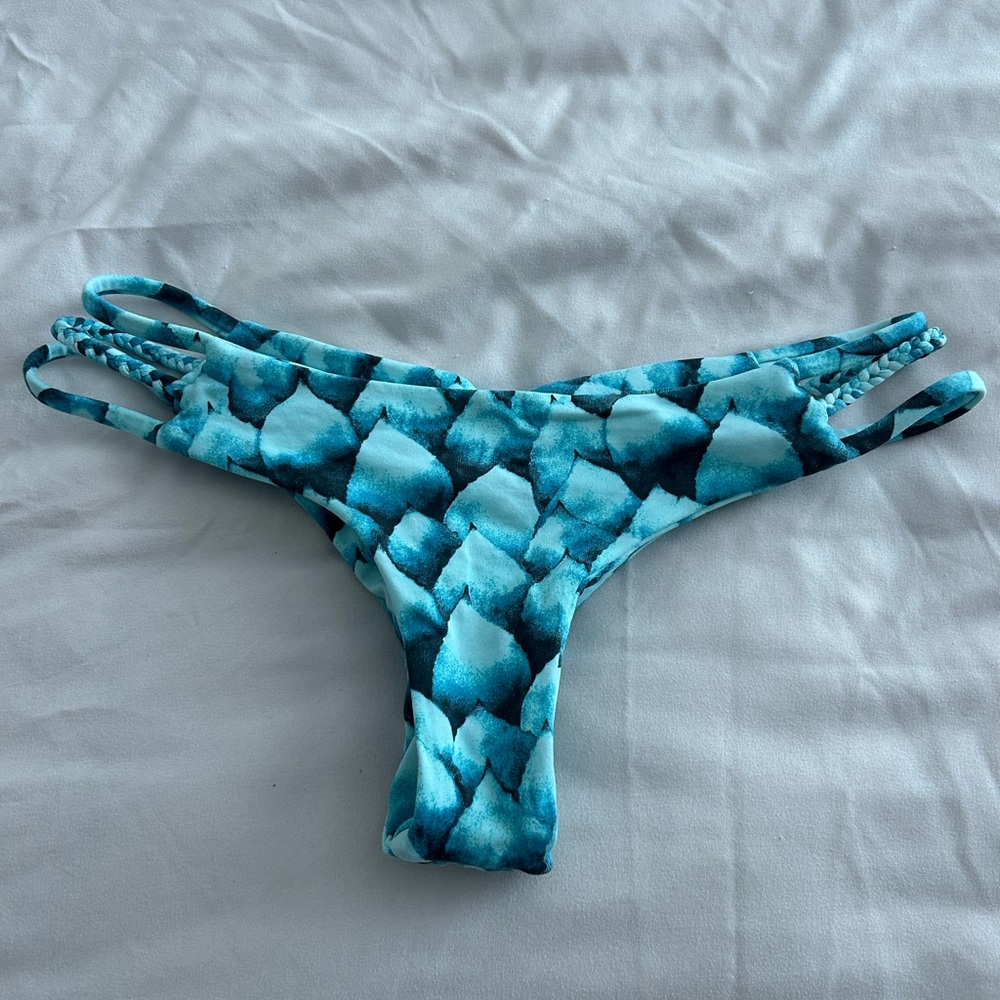 Midori Bikinis Blue Scale Print Scrunch Cheeky Bottoms Size M